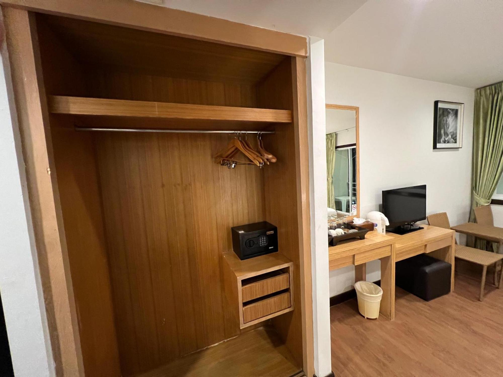 Zephyr Grand Hotel Patong Екстериор снимка